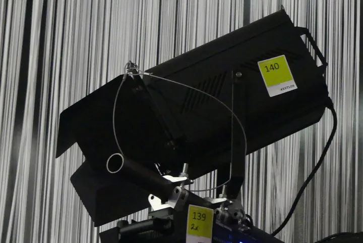 Scheinwerfer mit Torblenden Modell: Stagebeam MKII 2000W Fresnell Black